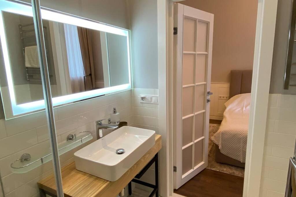 Hidden Gem With Its Own Private Entry At Lypky Apartment Kyiv Exterior photo